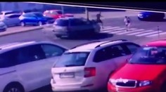 Zo zlodeja hrdina? Unikajúci lupič zabránil zrážke auta a dvoch malých detí