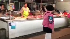 Najvtipnejšie video týždňa: Komickú scénu z mäsiarstva si budete púšťať dookola