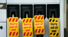 Palivová kríza v Británii: Až 90 percent čerpacích staníc je zatvorených, armáda je v pohotovosti