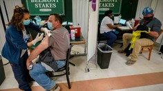 New York pritvrdil. Zamestnancom, ktorí odmietajú povinné očkovanie, nariadili neplatené voľno