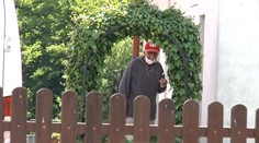 Muž chcel zabiť vlastného otca. Dôchodca mal šťastie, že sa zlomil nôž