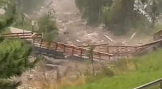 VIDEO: Skaza na rakúsko-talianskych hraniciach. Lokálna povodeň tam po búrke strhla mosty