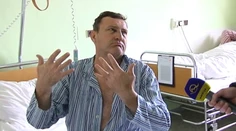 Muž si pomýlil brzdu s plynom, dokaličil nepočujúcich manželov