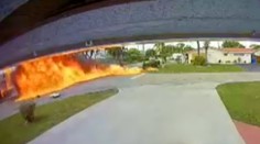 Neuveriteľná tragédia. Kamera zachytila moment, keď lietadlo narazilo do idúceho auta