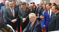 Zeman sa posadil za klavír. Zahral čínskemu prezidentovi aj ruskému premiérovi