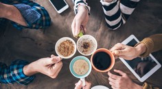 Zabudnite na tradičný ranný zvyk. Odborníci zistili, kedy je najlepší čas na pitie kávy