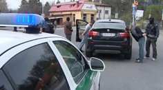 Zásah kukláčov voči posádke BMW. Všetko je to na videu