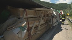 Aj dom môže havarovať. Kuriózna nehoda ochromila dopravu na R1