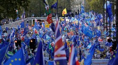 Briti chcú vypísanie druhého referenda, v uliciach Londýna demonštrujú desaťtisíce ľudí