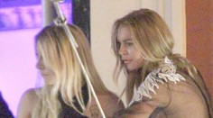Lindsay Lohan nahá na balkóne. Nemá ani 30, ale prsia má ako stará žena