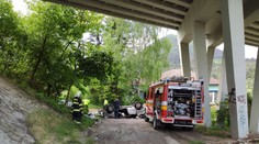 V Likavke spadlo auto z mosta. Vodič (†34) zomrel, spolujazdkyňa (31) bojuje o život