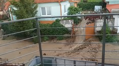 VIDEO: Západ Slovenska zasiahol výdatný dážď. Obcou Šenkvice sa valila voda ulicami