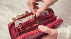 Koľko eur si mesačne ušetria Slováci? Prieskum ukázal túto sumu