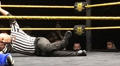 VIDEO: Hrozivé zábery z wrestlingu. Rozhodca si počas duelu zlomil nohu