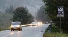 Sneženie už aj na západe Slovenska. Počasie môže komplikovať situáciu na cestách