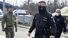 Dráma v susednom Česku: Dvaja muži strieľali z okna bytovky, spacifikovala ich zásahovka