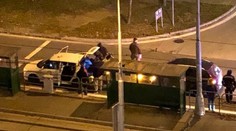 V bratislavskom Ružinove zasahovali kukláči: Na rušnej ulici zastavili a obkľúčili podozrivé auto