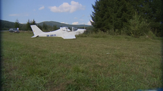 Malé lietadlo muselo núdzovo pristáť. Kolesom pritom zabilo človeka na zemi