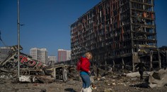 Evakuačné autobusy z Mariupola ostreľovali ruskí vojaci, zranené sú aj deti