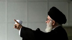 Chameneí: USA zrušili sankcie voči Iránu len formálne