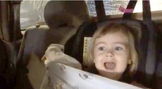 Dvojročné dievčatko a autoumyváreň. To nemohlo dopadnúť dobre