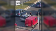 Zábery, ktoré obleteli internet. Zúrivého muža, ktorý priateľke skočil na kapotu auta, prepustili na slobodu