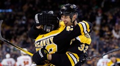 VIDEO: Chára skóroval za Boston, výhru Caroliny hetrikom zariadil obranca