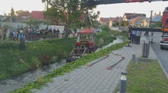 Traktor skončil v potoku neďaleko Košíc. Vodič nemal ani vodičák