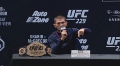 McGregor na spoločnú tlačovku s Nurmagomedovom meškal. Ten hovoril o prejave neúcty