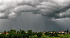 Hasiči v Revúcej celé dopoludnie čerpali vodu zo zatopených domov