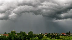 Búrky hrozia takmer na celom Slovensku. V troch okresoch zvýšili výstrahu na 2. stupeň