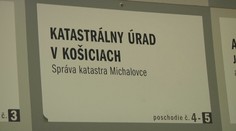 Šéfku michalovského katastra, na ktorom prepisovali pozemky nebožtíci, obvinili z korupcie