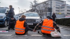 Vodiči v Nemecku si vydýchnu. Klimatickí aktivisti sa už nebudú lepiť k vozovke