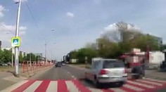 Auto takmer prešlo ženu s kočíkom na priechode pre chodcov