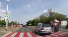 Auto takmer prešlo ženu s kočíkom na priechode pre chodcov