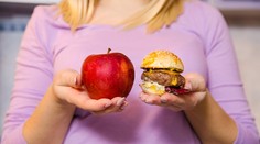 Mýty o jedle a diéte: Aj niečo malé pod zub nám pomôže chudnúť