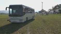 Po zrážke autobusu s dvomi autami zabránil väčšiemu nešťastiu duchaprítomný vodič