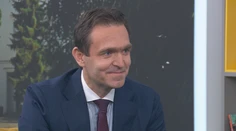 Premiér Ódor inak, ako ho poznáte: Veľkú hlavu si nerobí ani zo žartov, v ktorých si uťahujú z jeho obočia