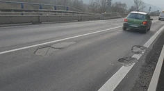 Most pri Slovenskej Ľupči. Asfalt vymenili len pred pár mesiacmi a už sú na ňom výtlky