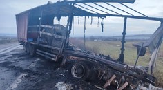 FOTO: Tragická nočná nehoda na R2. Po čelnej zrážke kamióna s audi vypukol ničivý požiar