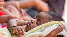 Neskutočné, čo dokázala táto matka: Porodila za pochodu a dieťa potom niesla ďalších 160 km