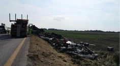 Na diaľnici z Bratislavy na Senec sa prevrátil kamión, nehoda skomplikovala dopravu