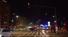 Cez priechod išiel na červenú. V Bratislave ťažko zranil trolejbus sedemnásťročného chodca