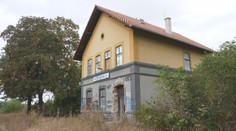 SNS chce, aby vlajka visela na každej budove, ktorú vlastní štát. Mnohé sú v nevábnom stave