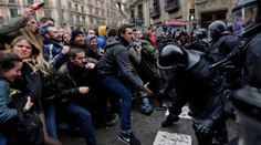 Masový protest v Katalánsku: Pri zrážkach s políciou sa zranilo vyše 100 ľudí