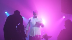 Láska zvíťazí: Stand-up špeciál Jakuba Lužinu rozosmeje divákov témami o citoch a manželstve