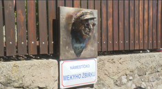 Malý priestor, lavička a busta. Meky Žbirka má svoje nenápadné, no významné námestie