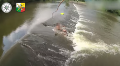 VIDEO: Kuriózny zásah českej polície. Muž na niekoľko hodín uviazol v rieke. Netušil, ako sa tam dostal