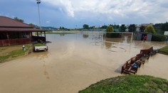 V Starej Ľubovni zalialo celé nové ihrisko, vyhlásili tretí stupeň povodňovej aktivity