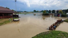 V Starej Ľubovni zalialo celé nové ihrisko, vyhlásili tretí stupeň povodňovej aktivity